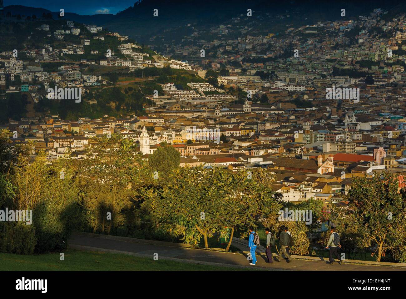 Ecuador, Quito, aufgeführt als Weltkulturerbe der UNESCO, El Tejar, Gesamtansicht der Altstadt Quitos bei Sonnenaufgang vom Mount Ichimbia Stockfoto
