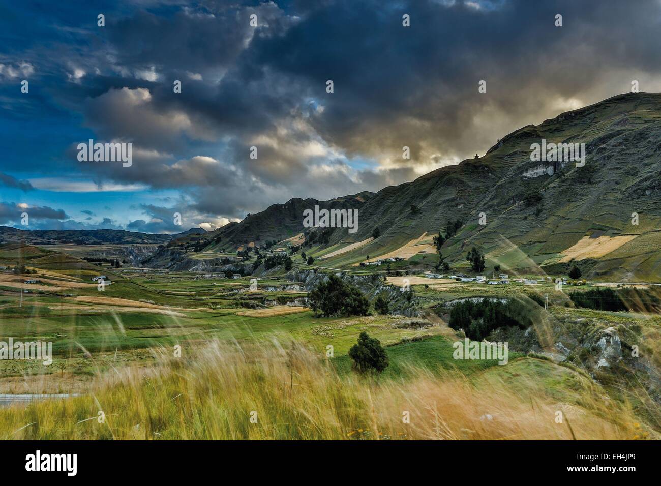 Ecuador, Cotopaxi, Zumbahua, bergige Landschaft der Anden von Ebenen und Schluchten bei bewölktem Himmel bei Sonnenaufgang Stockfoto