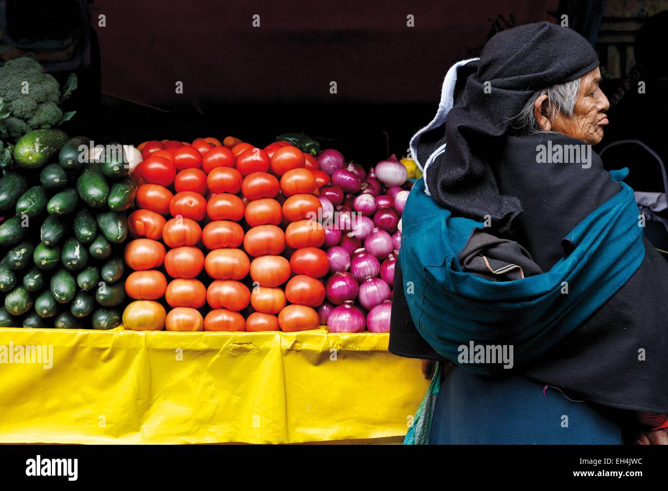 Ecuador, Imbabura, Otavalo, alte Bäuerin vor einem Gemüse stall Stockfoto