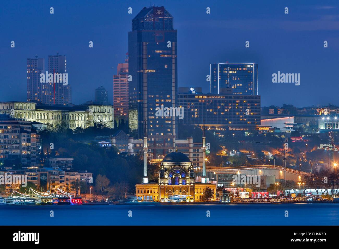 Türkei, Istanbul, Besiktas Bezirk, Nachtansicht einer modernen urbanen Landschaft am Meer Stockfoto