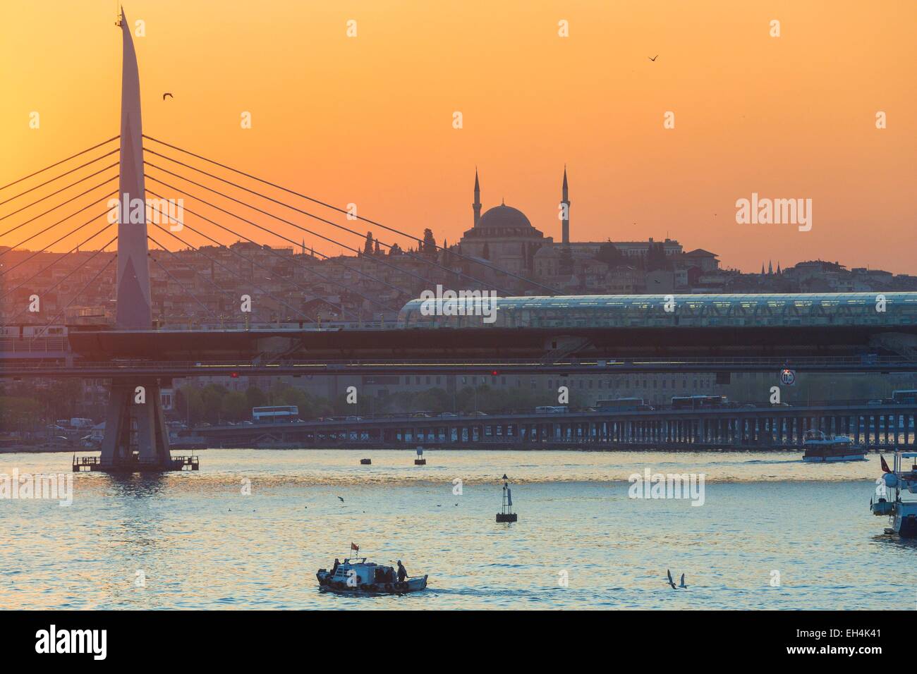 Türkei, Istanbul, die Altstadt von Istanbul und die Straßenbahn-Brücke bei Sonnenuntergang Stockfoto