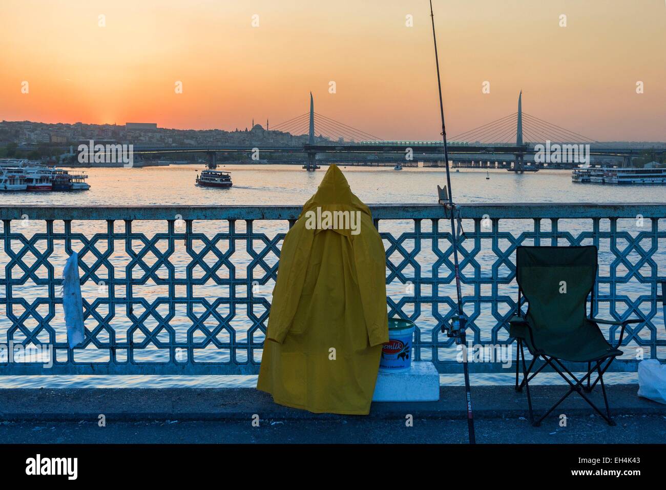 Türkei, Istanbul, Galata-Brücke, Angelrute und Stuhl eines Fischers auf der Galata-Brücke Stockfoto