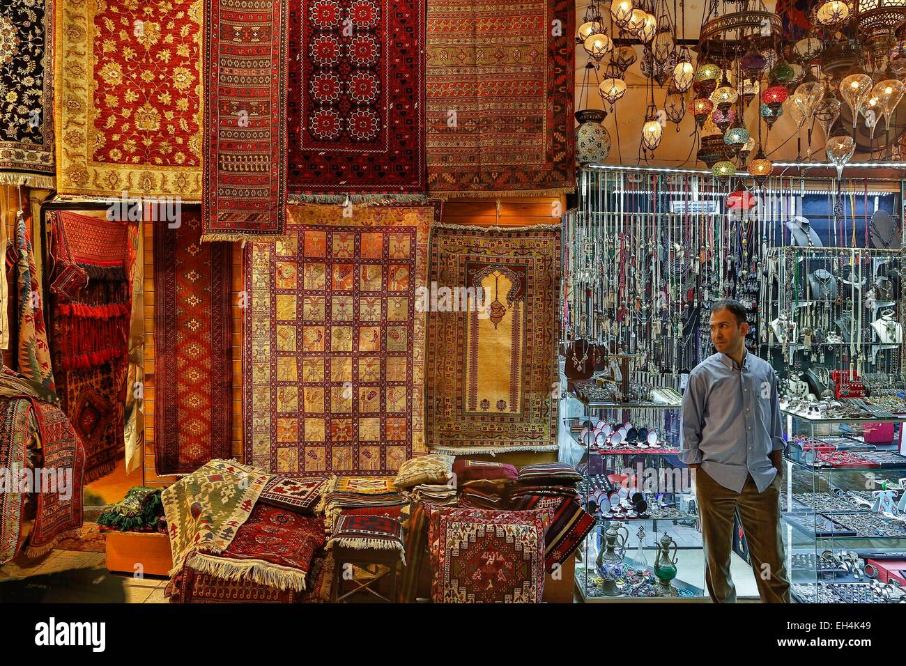 Türkei, Istanbul, Altstadt Weltkulturerbe von UNESCO, Sultanahmet Bezirk, Grand Bazaar oder Kapali Carsi, Grand Bazaar, Portrait eines Verkäufers vor seinem Geschäft auf dem Basar Stockfoto