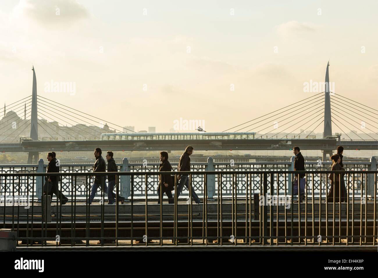 Türkei, Istanbul, Galata-Brücke, Fußgänger überqueren der Galata-Brücke Stockfoto