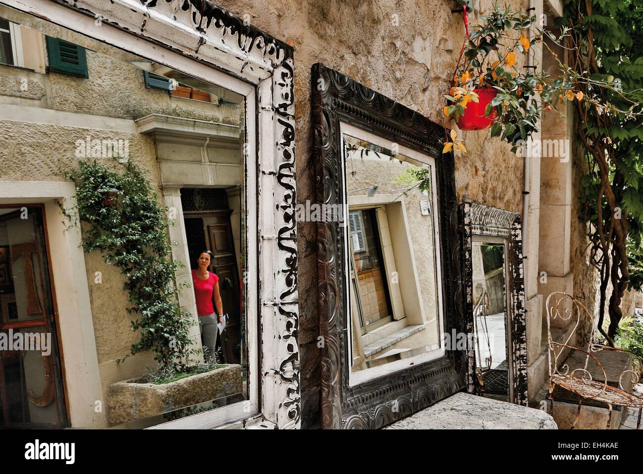 Frankreich, Alpes Maritimes, Valbonne, Reflexion in einem Spiegel vor einer antiken Darlegung ihrer Objekte auf der Straße Stockfoto