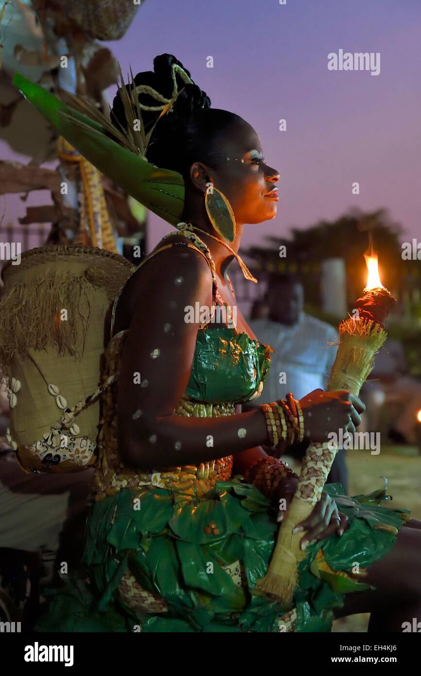 Libreville, Gabun üblich Hochzeit, die Braut mit traditionellen Symbolen Stockfoto