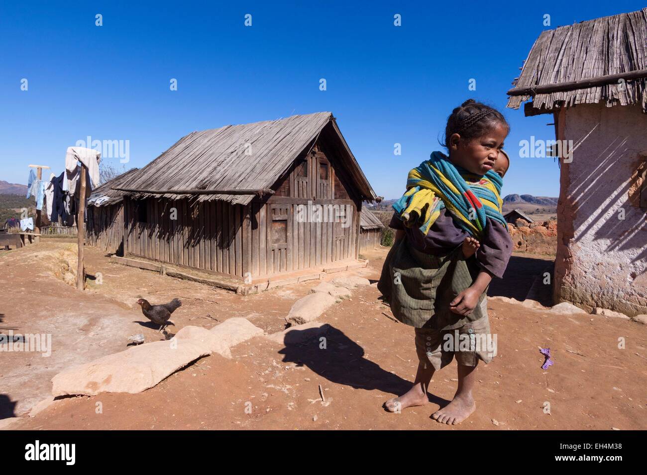 Madagaskar, Amoron'i Mania Region, Antoetra, Kinder vor den Häusern Stockfoto