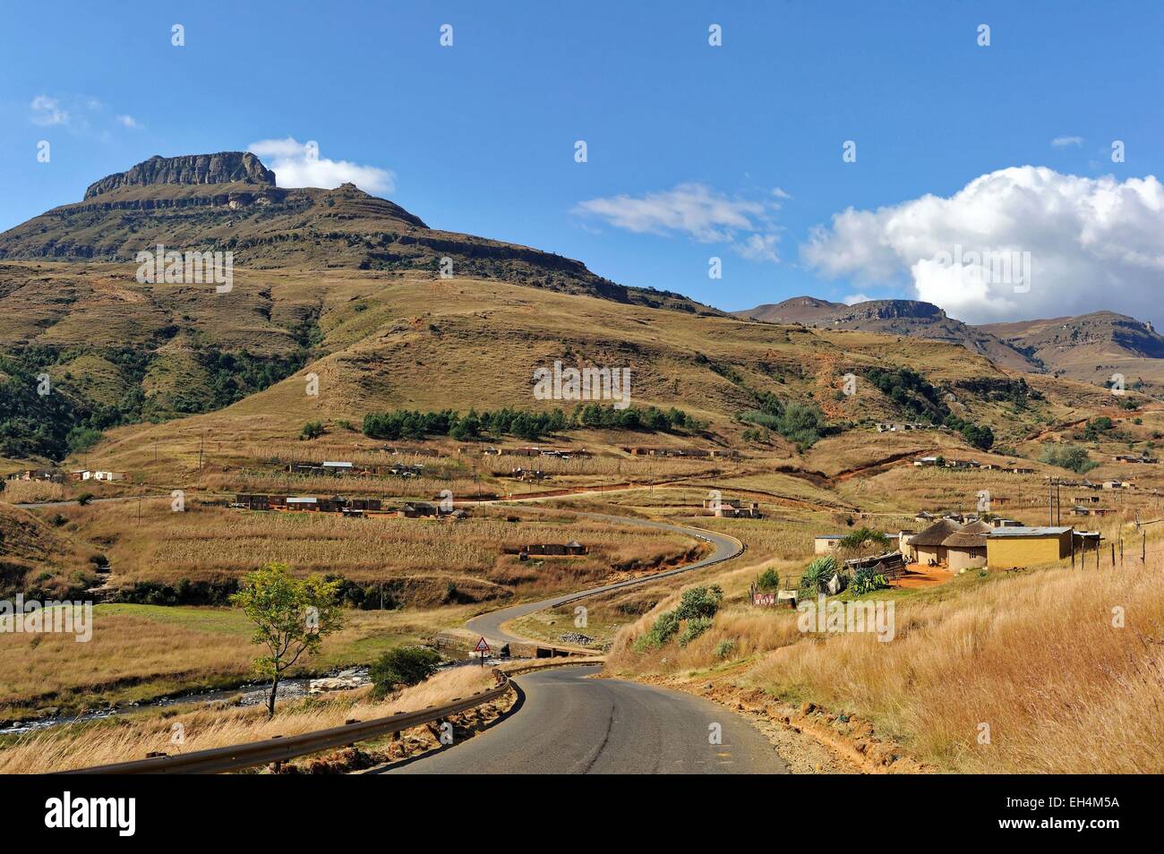 UKhahlamba Park, der als Weltkulturerbe von UNESCO, Cathedral Peak Valley, Zulu-Dorf, Drakensberge, Kwazulu Natal, Südafrika Stockfoto