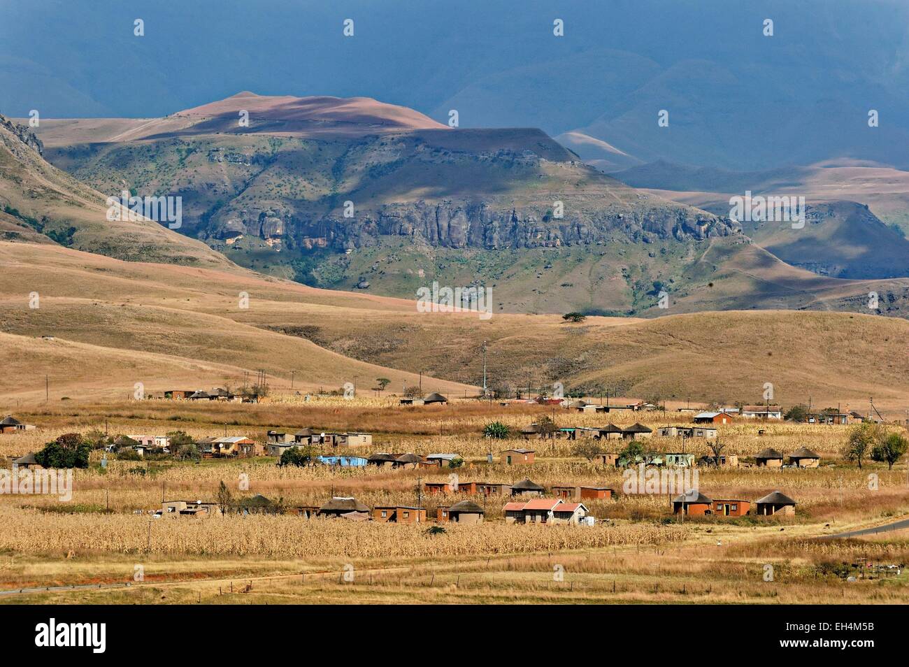 UKhahlamba Park, der als Weltkulturerbe von UNESCO, Cathedral Peak Valley, Zulu-Dorf, Drakensberge, Kwazulu Natal, Südafrika Stockfoto