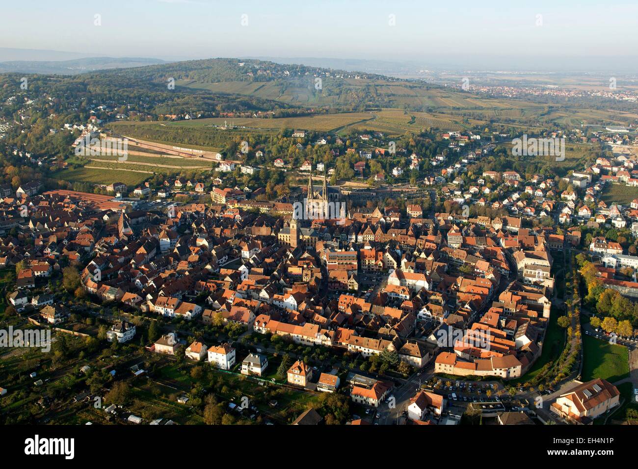 Frankreich, Bas Rhin, Obernai mit Saint-Pierre und Paul Kirche und Kapelle Turm (Luftbild) Stockfoto