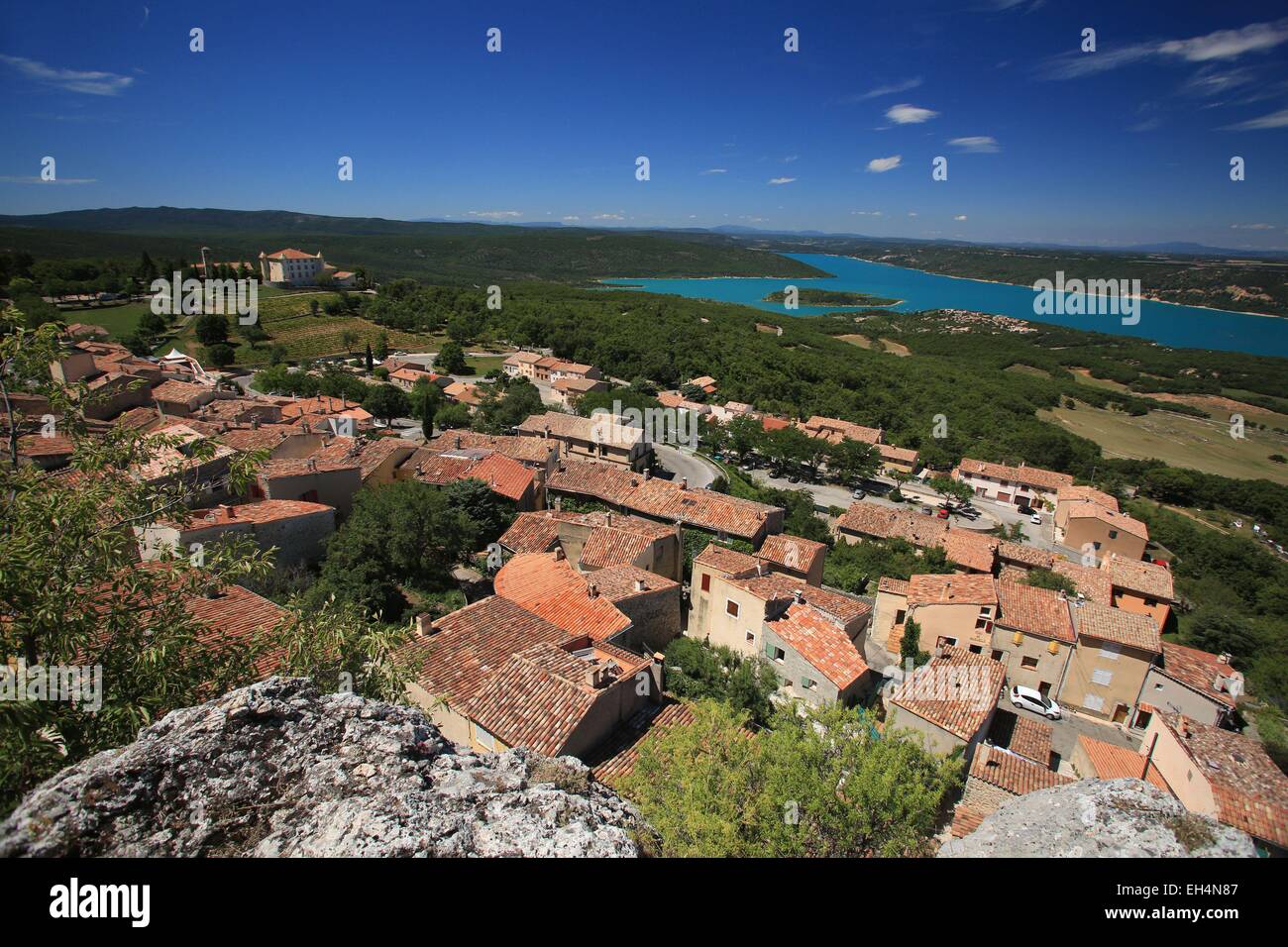 Frankreich, Var, Aiguines, Panorama auf die Burg Aiguines und den See von Ste Croix seit der Kapelle St-Pierre Stockfoto