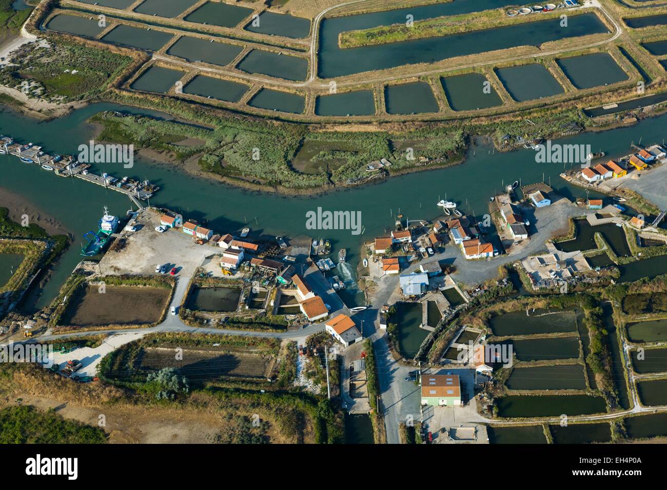Frankreich, Charente Maritime, Ile d'Oleron, Ors, Schuppen und Auster Hafen (Luftbild) Stockfoto