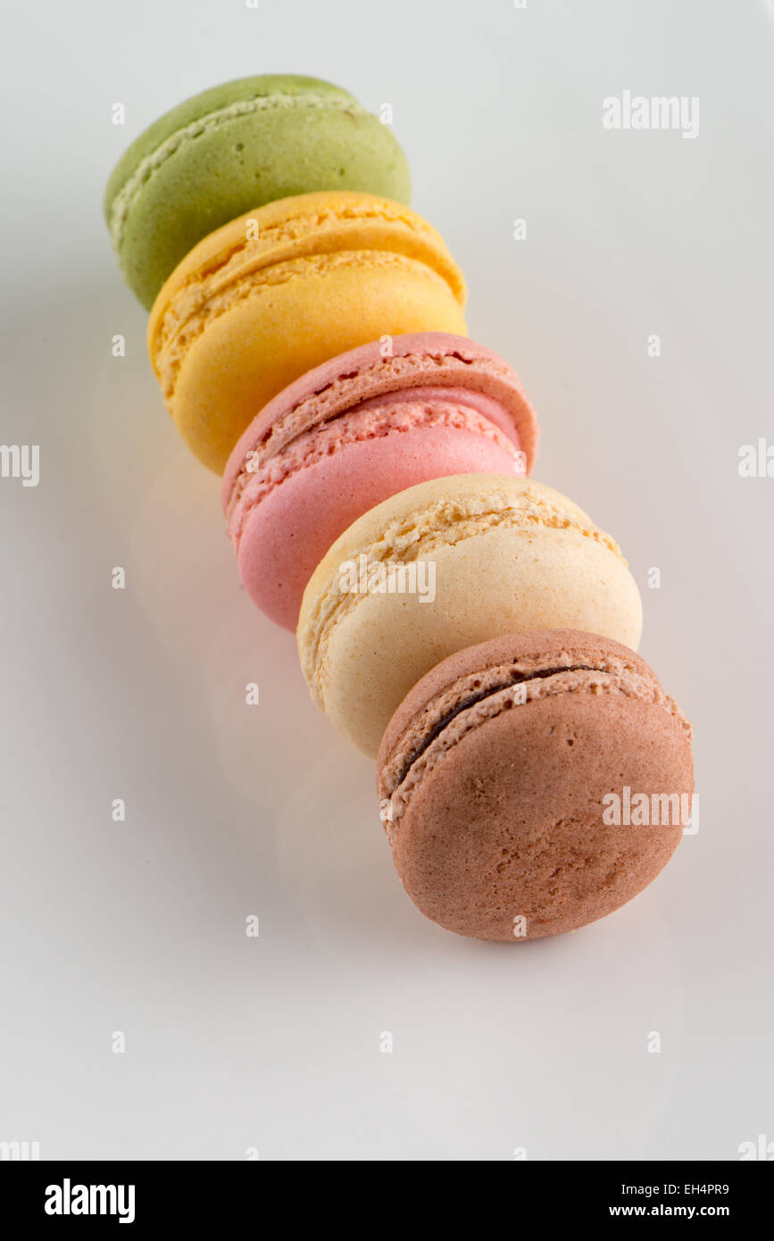 Nahaufnahme Detail Macarons auf einem weißen Teller. Stockfoto