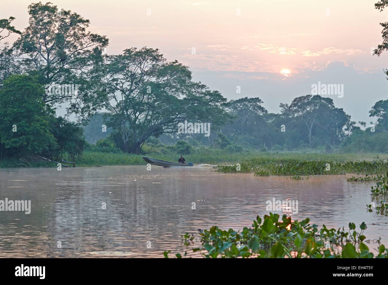 Brasilien, Mato Grosso, Pantanal-Region, Fluss Cuiaba, schwarzer Kanal, Sonnenaufgang Stockfoto