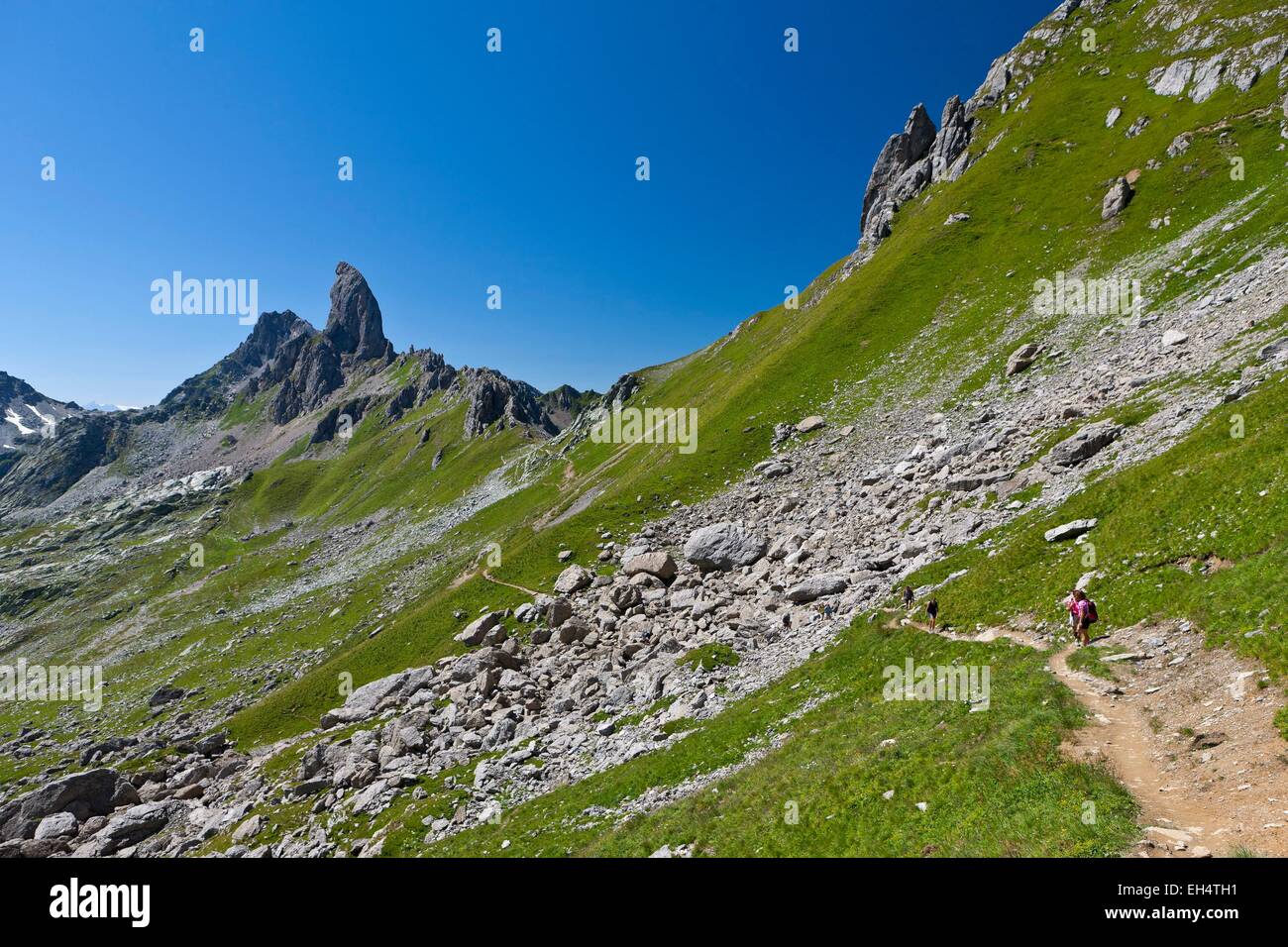 Frankreich, Savoyen, Beaufortain Berg, La Cote d'Aime Wanderer Presset zum Refugio (2514m) mit Blick auf die Pierra Menta (2714m) Stockfoto