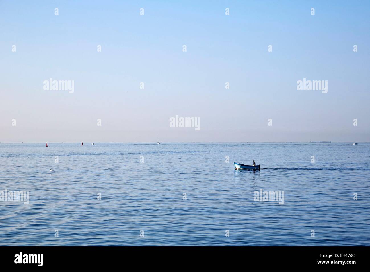 Frankreich, Finistere Concarneau, Fischer in den Morgen bei ruhigem Wetter Stockfoto