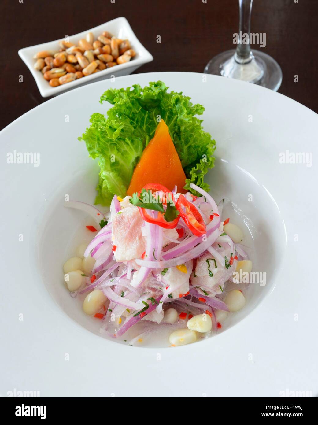 Peru, Cuzco Provinz, Cuzco, Weltkulturerbe der UNESCO, gastronomische Restaurant Limo, Corvina Ceviche mit Mais, Leche de Tigre, Chili, Zwiebeln, Zitrone Stockfoto