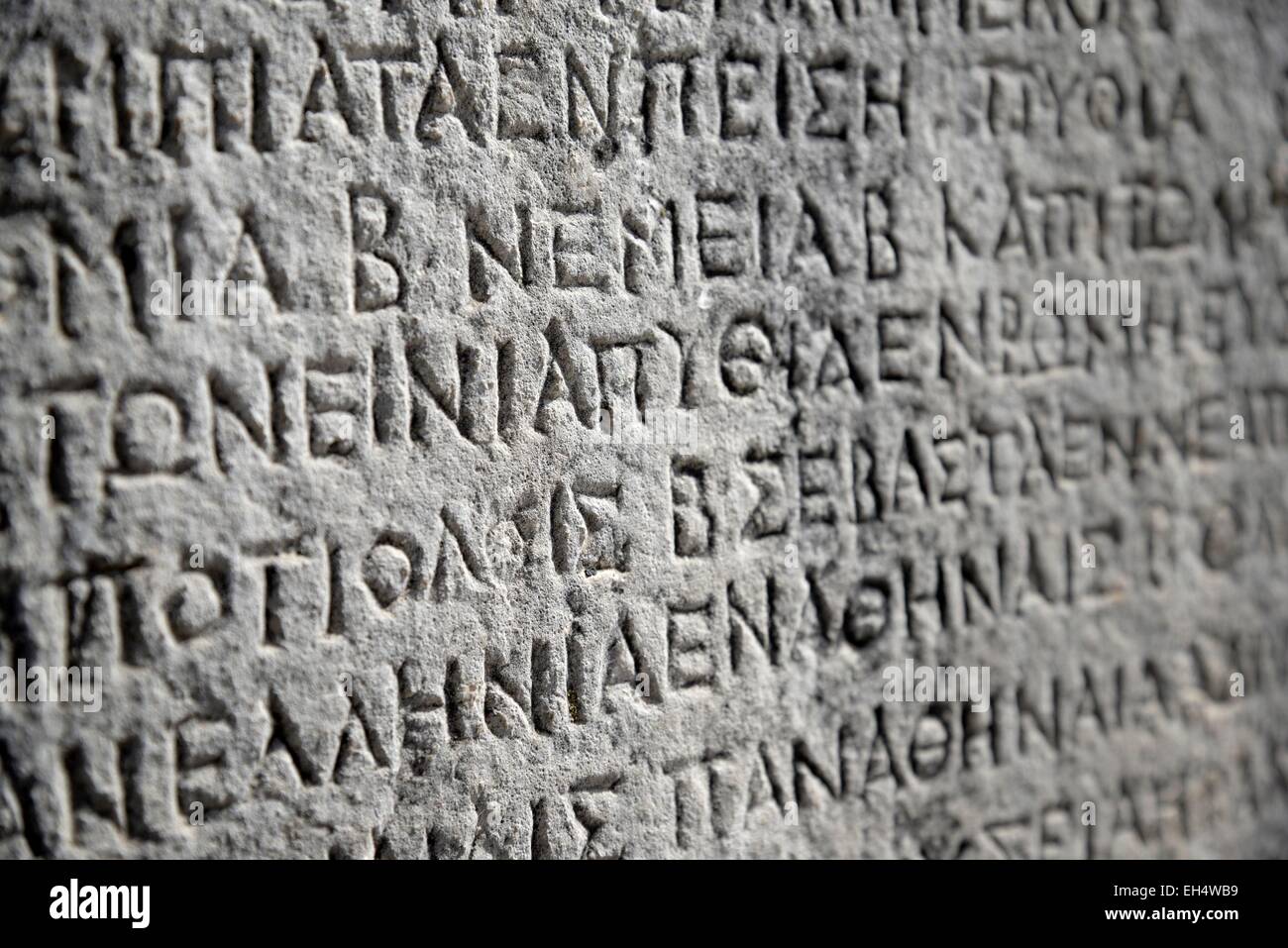 Griechenland, Mittelgriechenland, Sterea Ellada, Phokis, alten Delphi, aufgeführt als Weltkulturerbe der UNESCO, antike griechische Inschrift in Stein gemeißelt Stockfoto Griechenland, Mittelgriechenland, Sterea Ellada, Phokis, alten Delphi, aufgeführt als Weltkulturerbe der UNESCO, antike griechische Inschrift in Stein gemeißelt Stockfoto