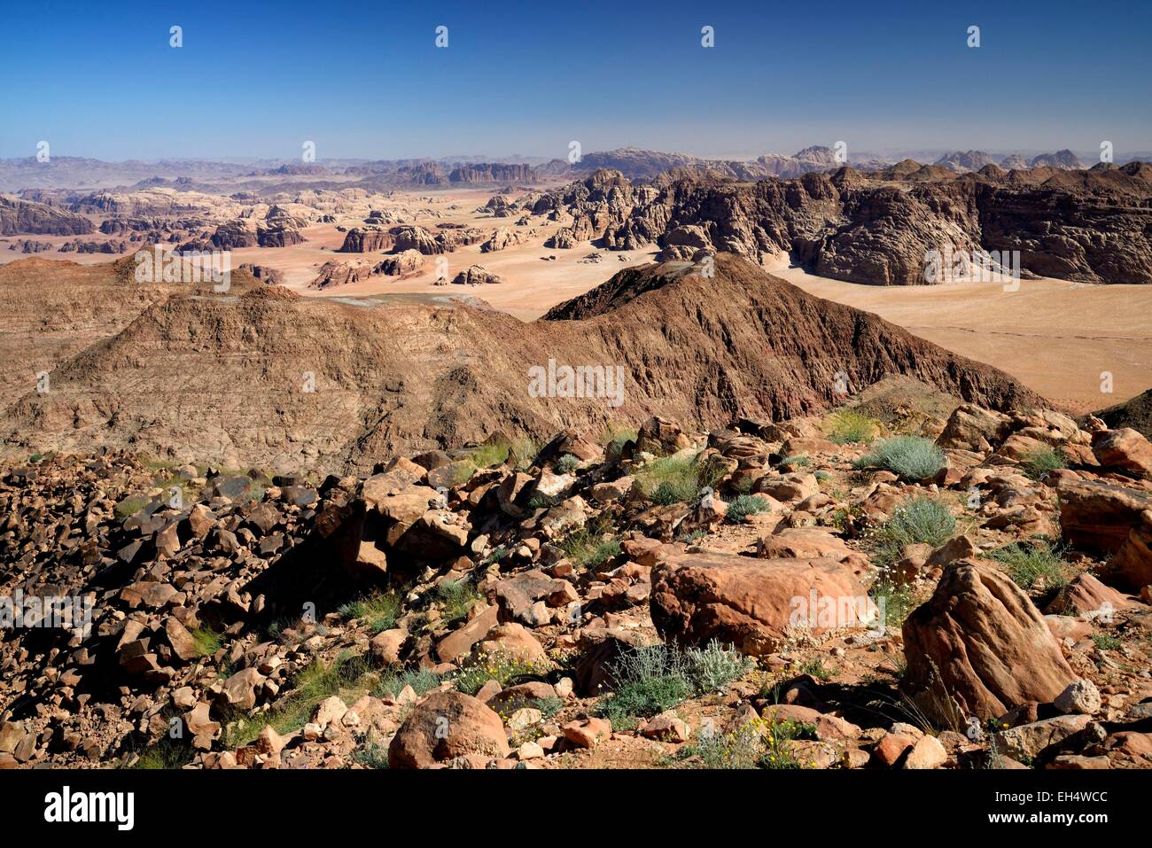 Jordan, Wüste Wadi Rum, Grenze mit Saudi-Arabien, Blick vom Gipfel des Jebel Umm Adaami (1832m), dem höchsten Berg von Jordanien Stockfoto