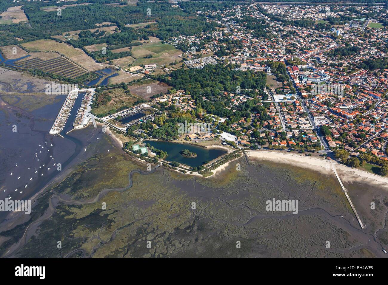 Frankreich, Gironde, Ares, der Badeort an der Bucht von Arcachon (Luftbild) Stockfoto