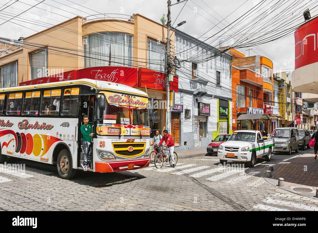 Ecuador, Imbabura, Atuntaqui, Straße und Verkehr an einer Kreuzung einer Stadt Stockfoto