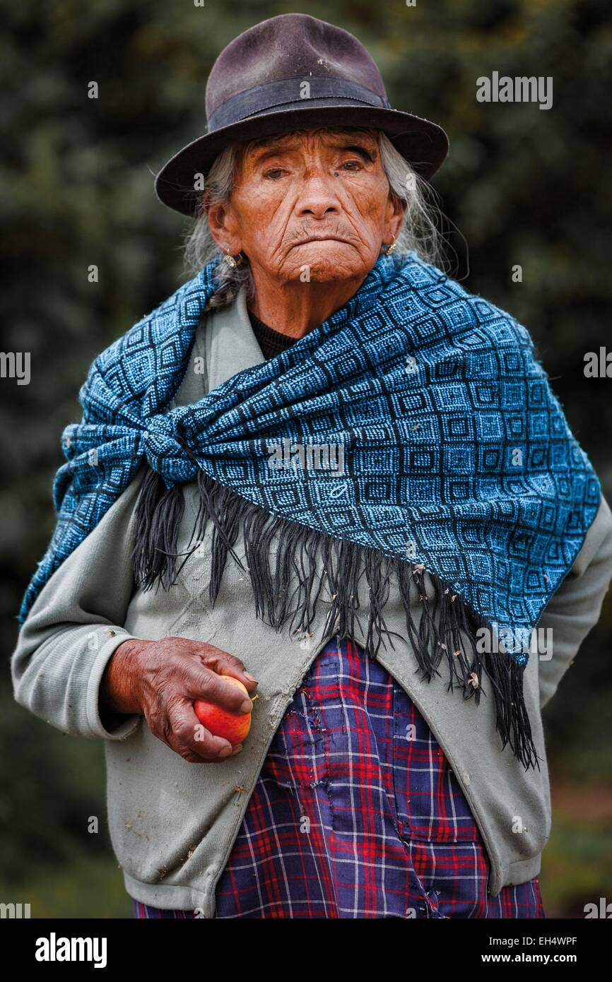 Ecuador, Imbabura, Pijal, Porträt von einer alten Bäuerin mit einem Apfel in der hand Stockfoto