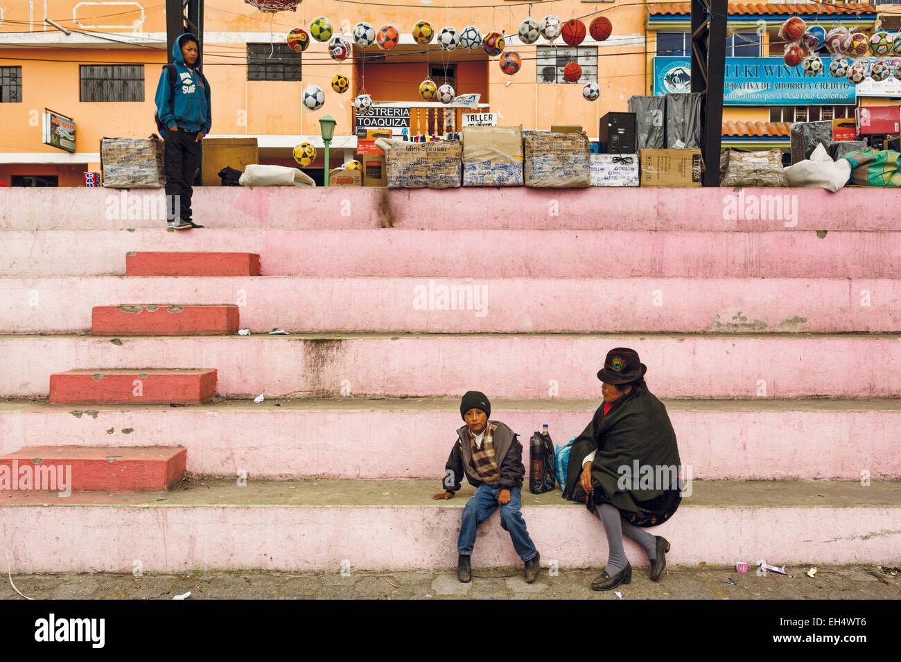 Ecuador, Cotopaxi, Zumbahua, das Dorf von Zumbahua Markttag Dorfbewohner auf die Schritte von dem Hauptplatz des Dorfes Stockfoto