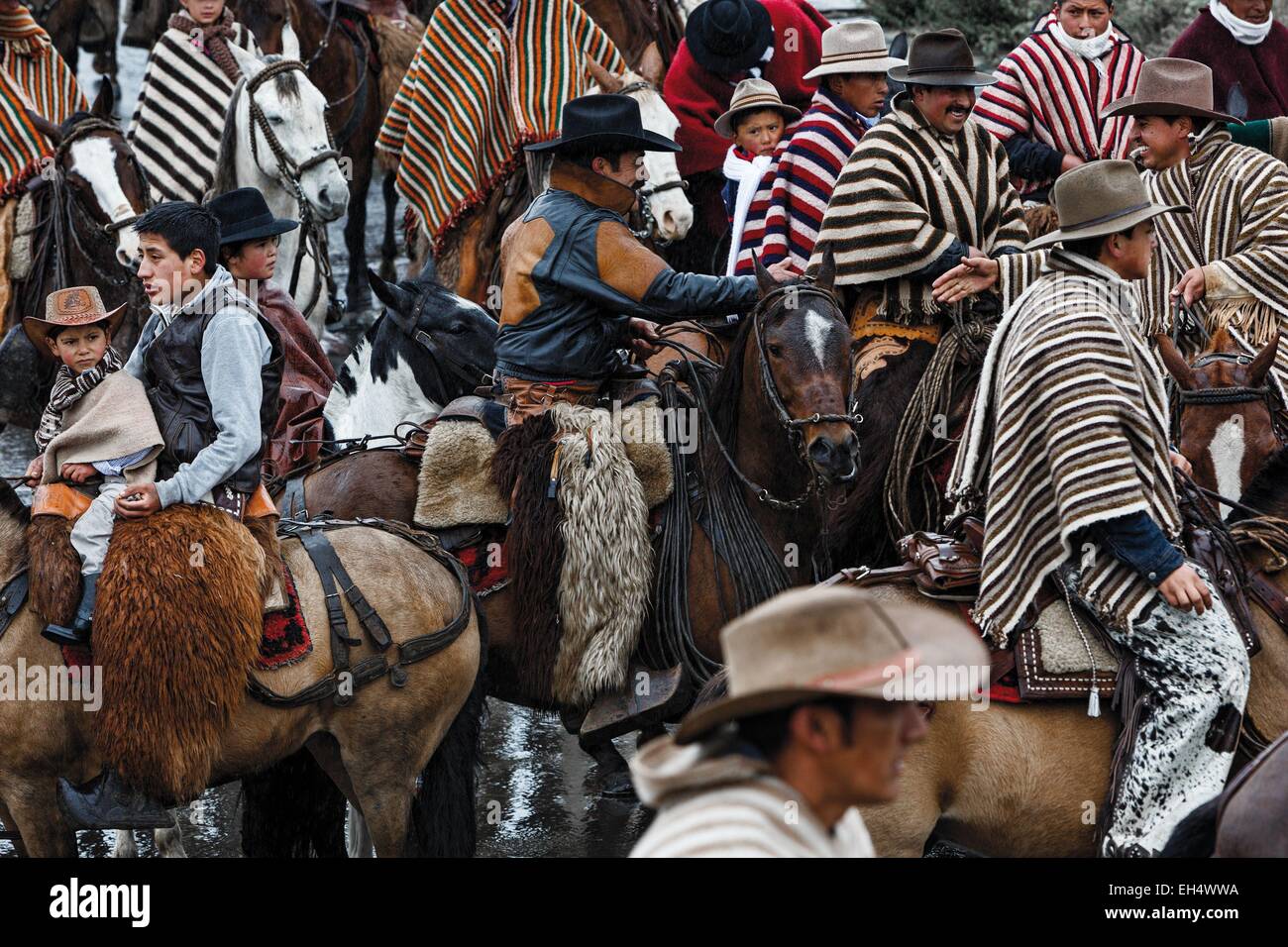 Ambato, Ecuador Pelileo, Konzentration der Fahrer in traditionellen Poncho über ein lokales fest Stockfoto