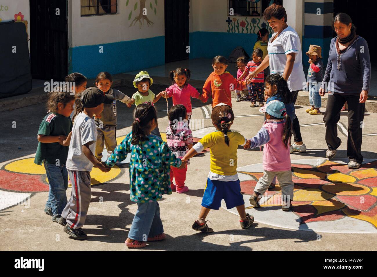 Ecuador, Imbabura, Chilcapamba, kleine Kinder machen eine Runde auf dem Hof einer ländlichen Schule Stockfoto