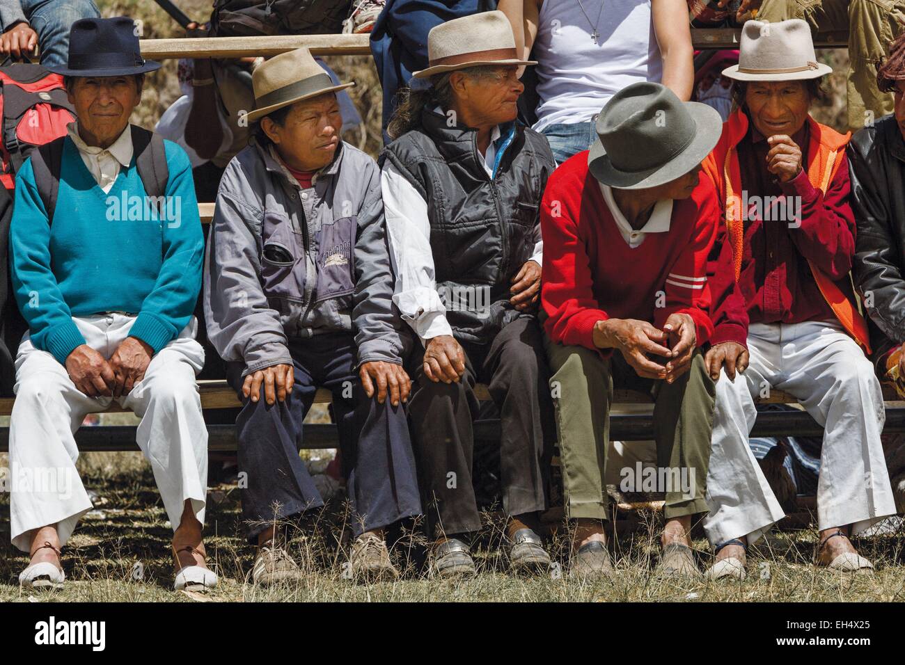 Ecuador, Imbabura, ländliche Gemeinde San Pablo, Intyrami Tag, ältere Männer, die auf der Tribüne sitzen Stockfoto