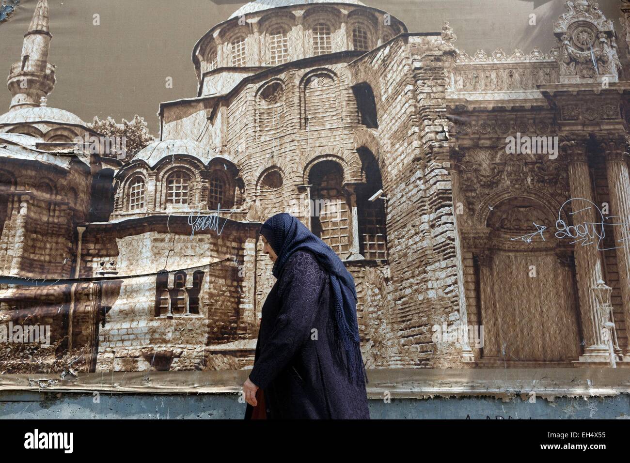 Türkei, Istanbul, Beyoglu, Taksim-Viertel, Taksim-Platz, Türkin, vorbei an einem Wandposter einer Moschee Stockfoto