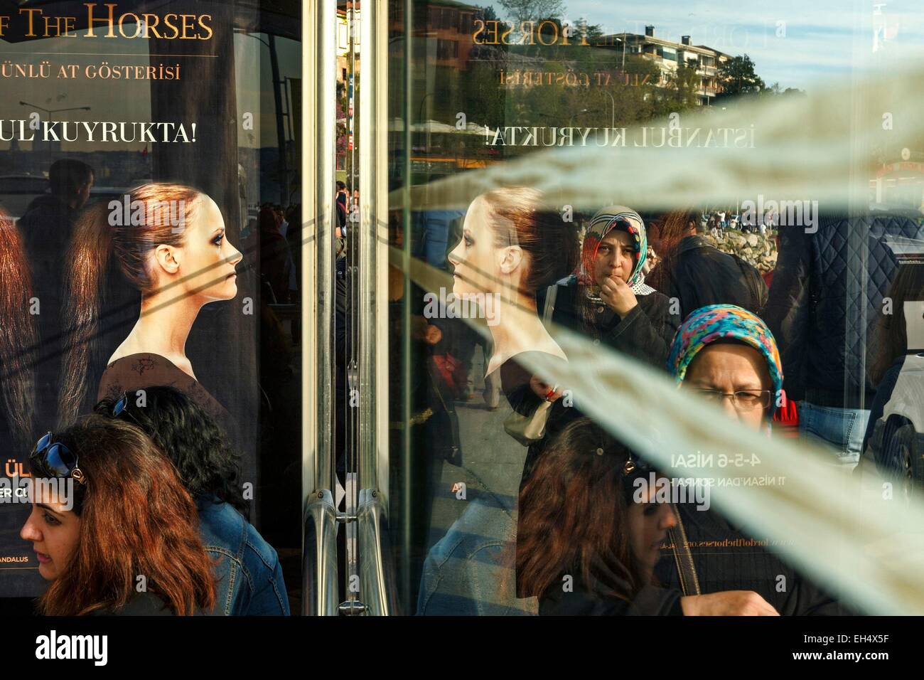 Türkei, Istanbul, Üsküdar Bezirk, Personen an einer Bushaltestelle an den Ufern des Bosporus Stockfoto