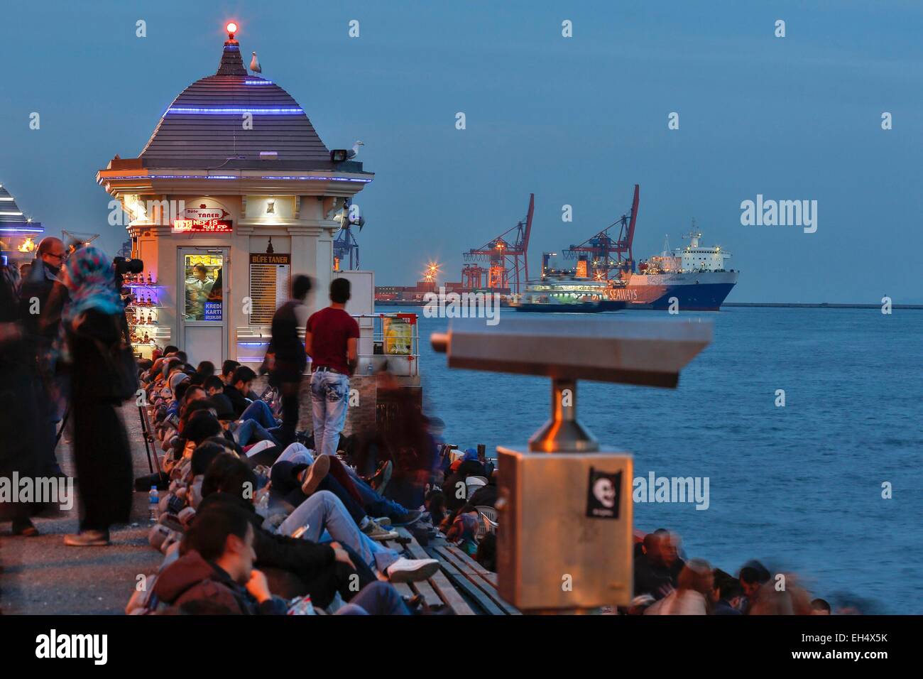 Türkei, Istanbul, Stadtteil Üsküdar, Menschen am Sonntag-Abend genießen, an den Ufern des Bosporus Stockfoto