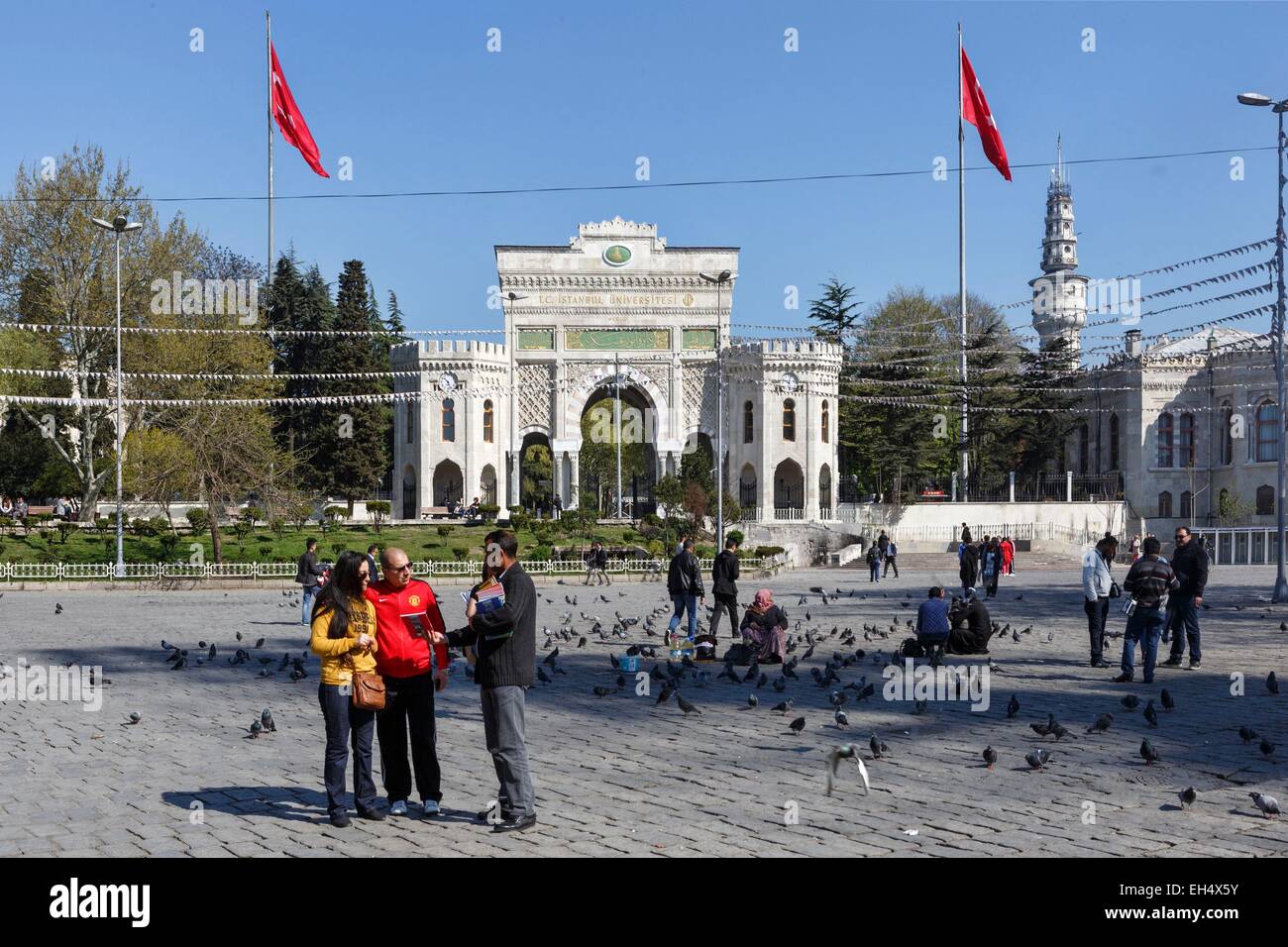 Türkei, Istanbul, Beyazit Bezirk, Stamboul Universität, Passanten und Tauben auf dem Platz vor dem Tor der Universität Stockfoto