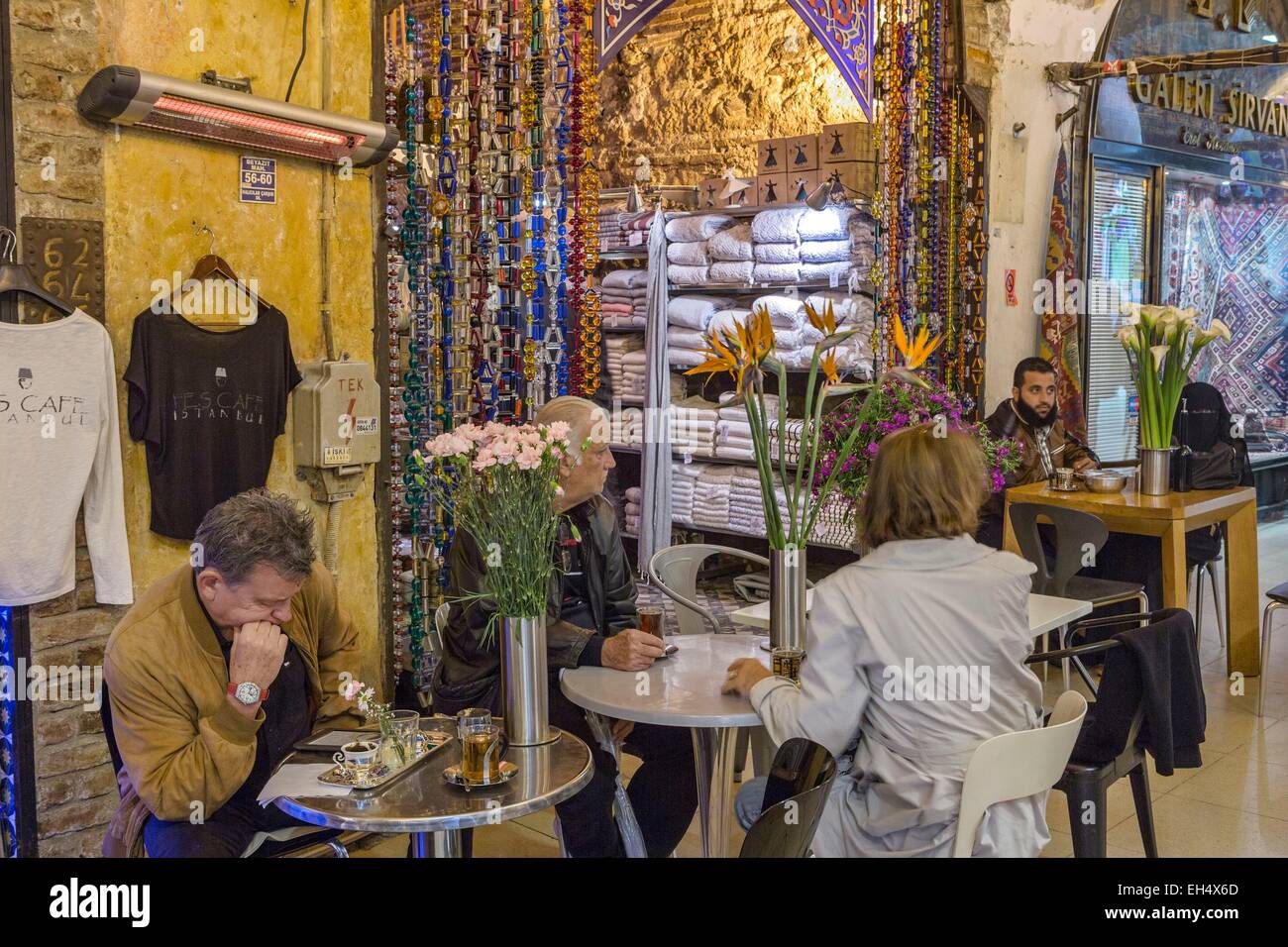 Türkei, Istanbul, Altstadt Weltkulturerbe von UNESCO, Sultanahmet Bezirk, Grand Bazaar oder Kapali Carsi, Grand Bazaar, Angebotes außerhalb einen türkischen Kaffee im großen Basar Stockfoto