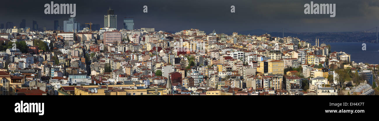 Türkei, Istanbul, Beyoglu, Galata, Stadtlandschaft des Istanbuler Stadtteil bei Sonnenuntergang an einem stürmischen Himmel Stockfoto