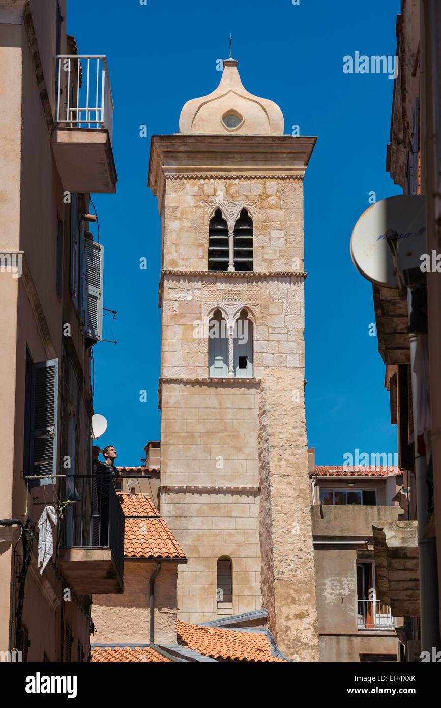 Frankreich, Corse du Sud, Bonifacio, Blick auf Kirche Saint Marie Gewalt Stockfoto
