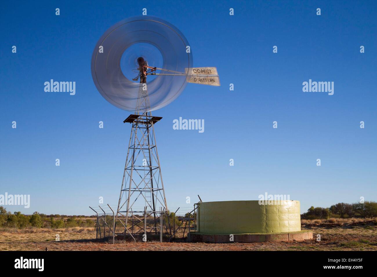 Australien, Northern Territory, Windturbine schließen Stuart Highway zwischen Alice Springs und Tennant Creek Stockfoto
