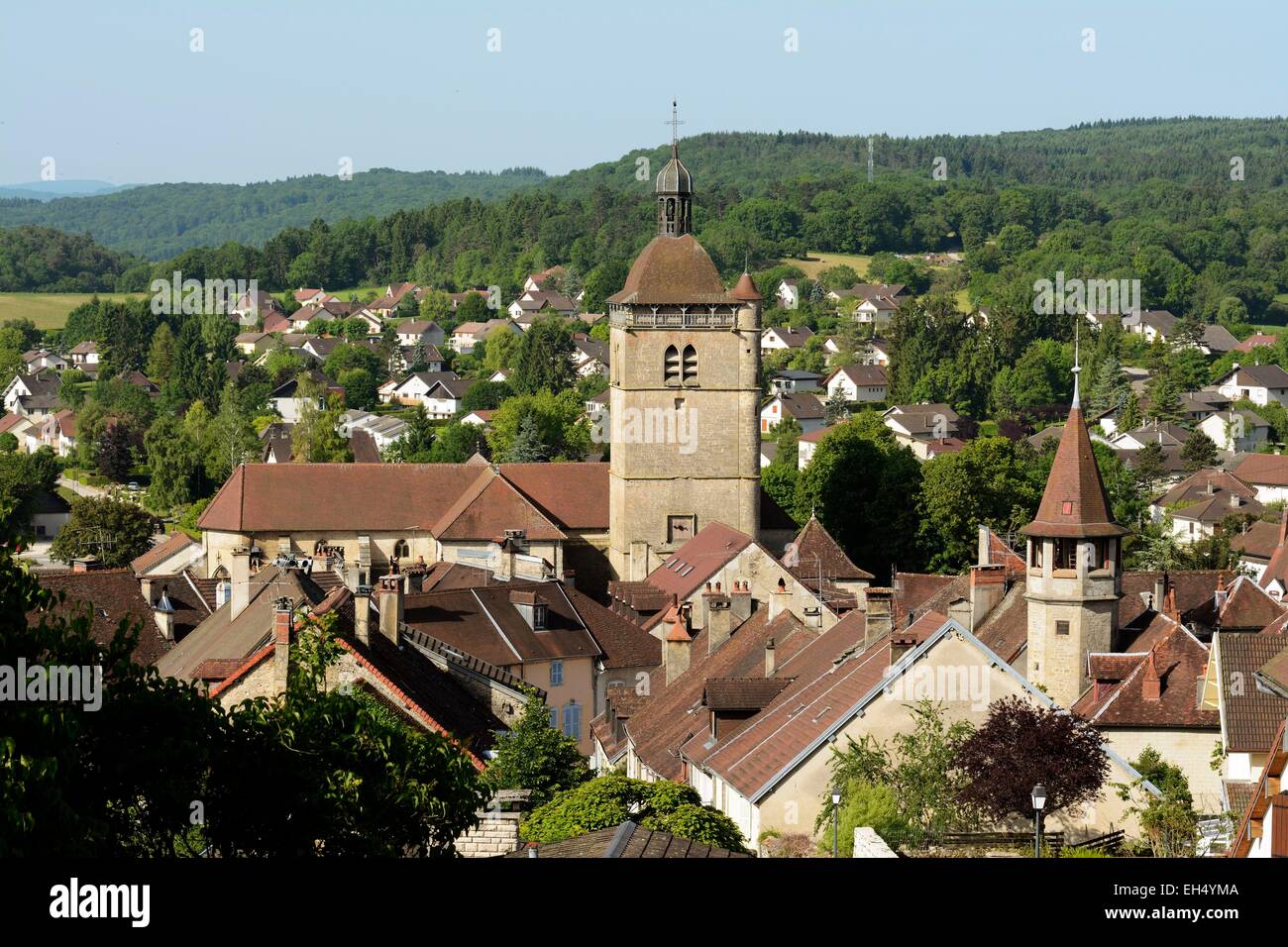 Frankreich, Jura, Orgelet, Dorf, Kirche Notre-Dame de l Hafenbecken von der Website des alten Schlosses Stockfoto