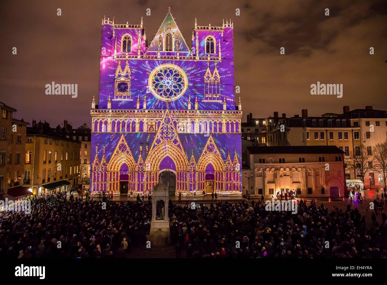 Frankreich, Rhone, Lyon, Stadtteil Vieux-Lyon, historische Stätte, die zum Weltkulturerbe der UNESCO, der Kathedrale von Lyon (Cathedrale Saint-Jean-Baptiste de Lyon) während die Fête des lumières (Light Festival), zeigen, Farbe oder nicht von Yves Moreaux Stockfoto