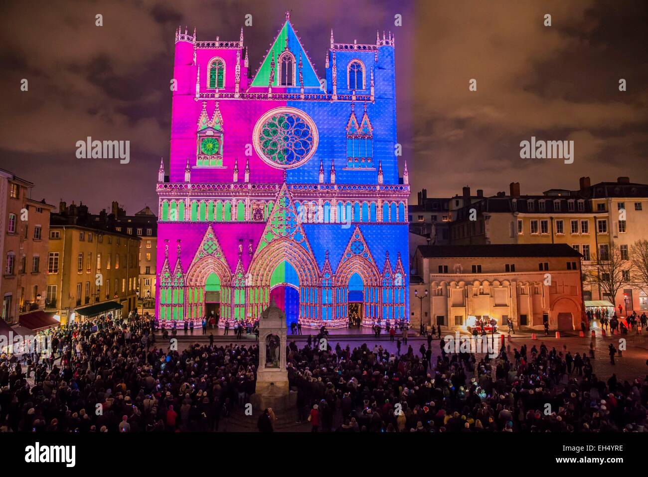 Frankreich, Rhone, Lyon, Stadtteil Vieux-Lyon, historische Stätte, die zum Weltkulturerbe der UNESCO, der Kathedrale von Lyon (Cathedrale Saint-Jean-Baptiste de Lyon) während die Fête des lumières (Light Festival), zeigen, Farbe oder nicht von Yves Moreaux Stockfoto