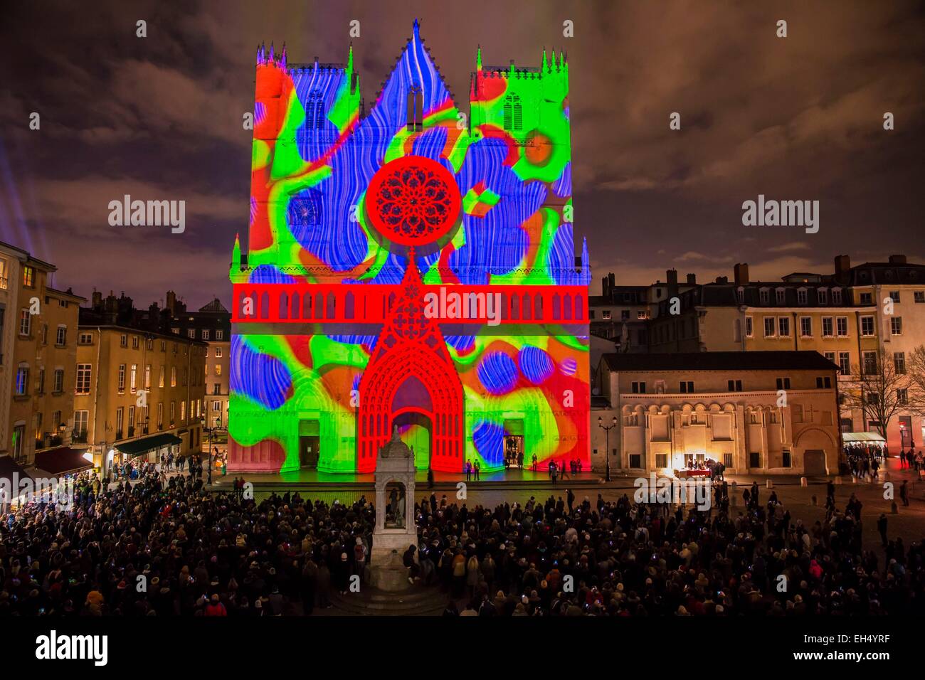 Frankreich, Rhone, Lyon, Stadtteil Vieux-Lyon, historische Stätte, die zum Weltkulturerbe der UNESCO, der Kathedrale von Lyon (Cathedrale Saint-Jean-Baptiste de Lyon) während die Fête des lumières (Light Festival), zeigen, Farbe oder nicht von Yves Moreaux Stockfoto