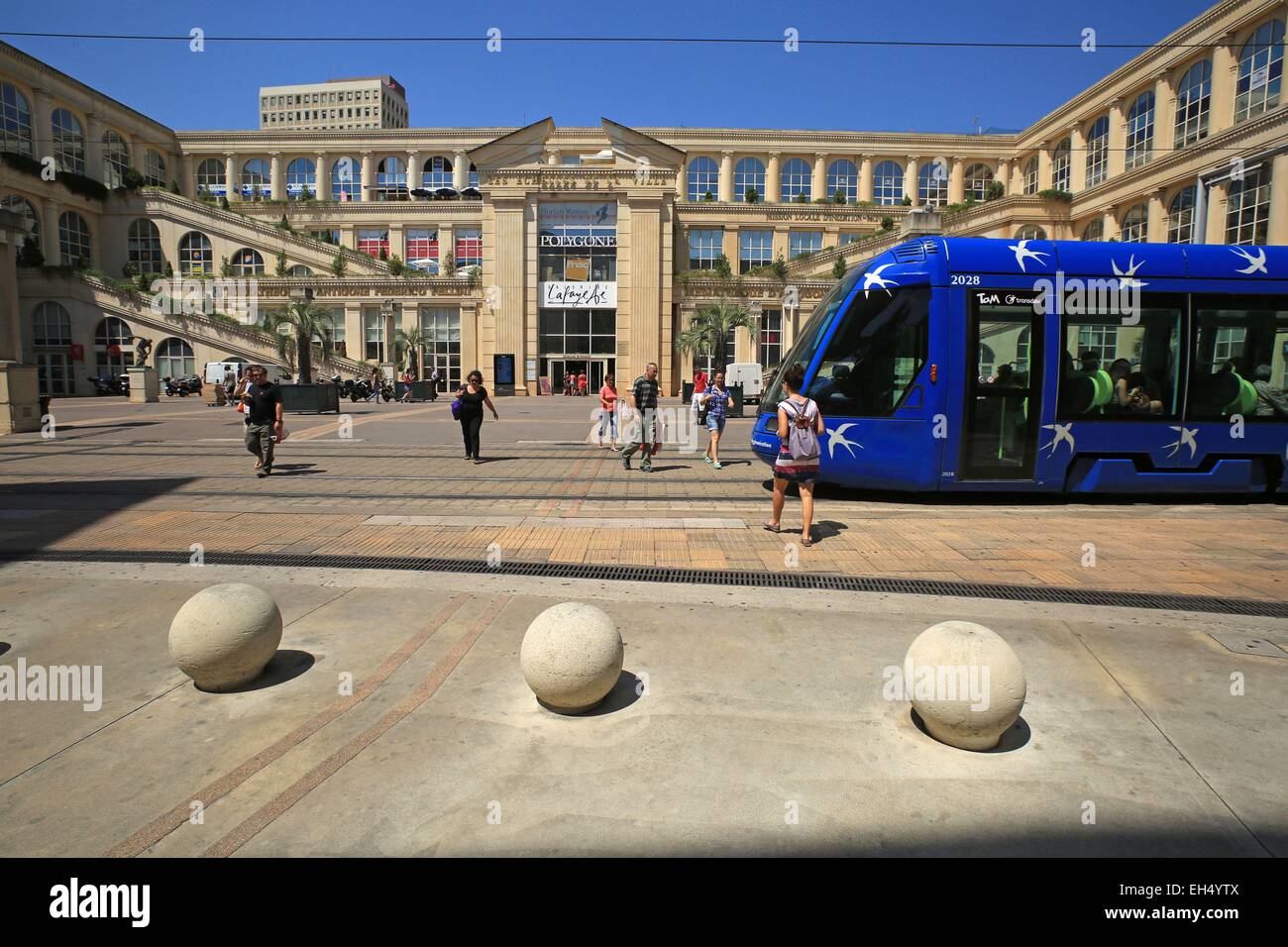 Herault, Montpellier, Frankreich, Straßenbahn n ° 1 an Antigone Station am Fuße des kommerziellen hält Zentrums Polygon (Architekten Ricardo Bofill) Stockfoto