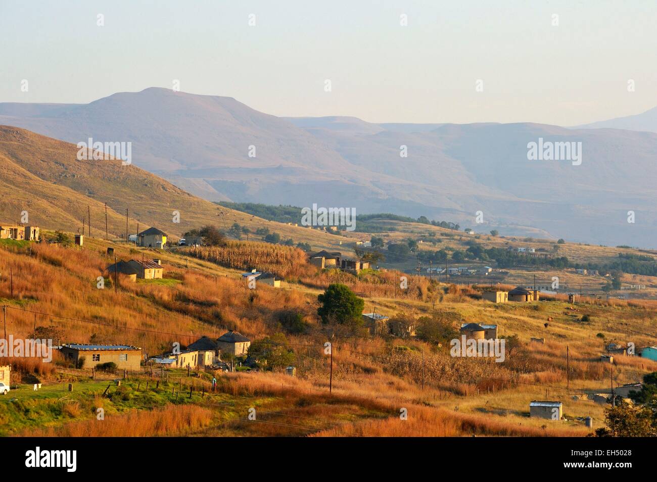 UKhahlamba Park, der als Weltkulturerbe von UNESCO, Riesen Castle Valley, Zulu-Dorf, Drakensberge, Kwazulu Natal, Südafrika Stockfoto