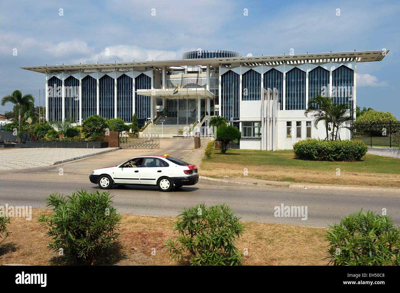 Libreville, Gabun Boulevard Triomphal El Hadj Omar Bongo, Palast der Senat der Republik Gabun Stockfoto