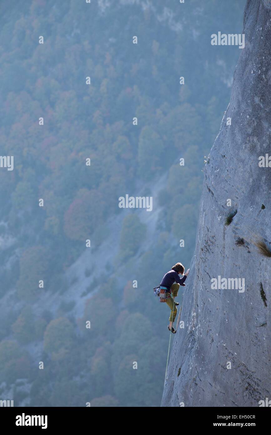 Frankreich, Alpes de Haute Provence, regionalen Naturpark des Verdon, Grand Canyon du Verdon, klettert auf den Klippen von Barres Escalès Stockfoto