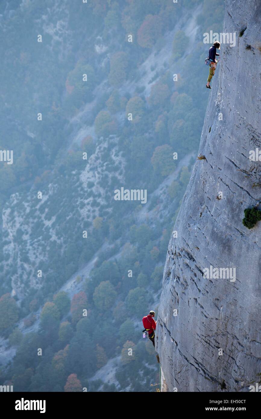 Frankreich, Alpes de Haute Provence, regionalen Naturpark des Verdon, Grand Canyon du Verdon, klettert auf den Klippen von Barres Escalès Stockfoto
