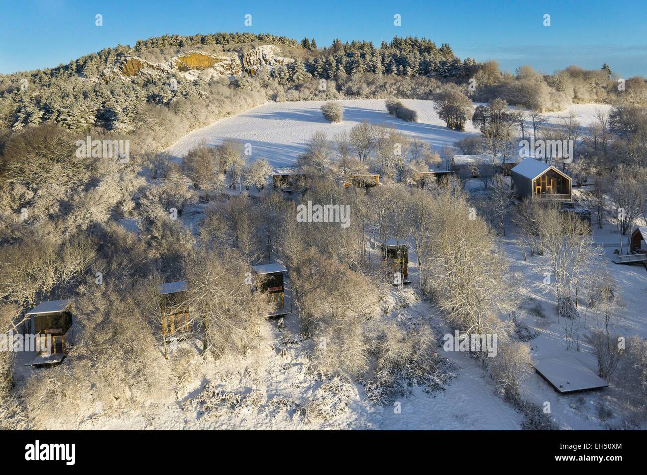 Frankreich, Puy de Dome, Manzat, Sauterre, le Bois Basalte, innovativ und ökologisch vertretbare Unterkunft in der Auvergne (Luftbild) Stockfoto