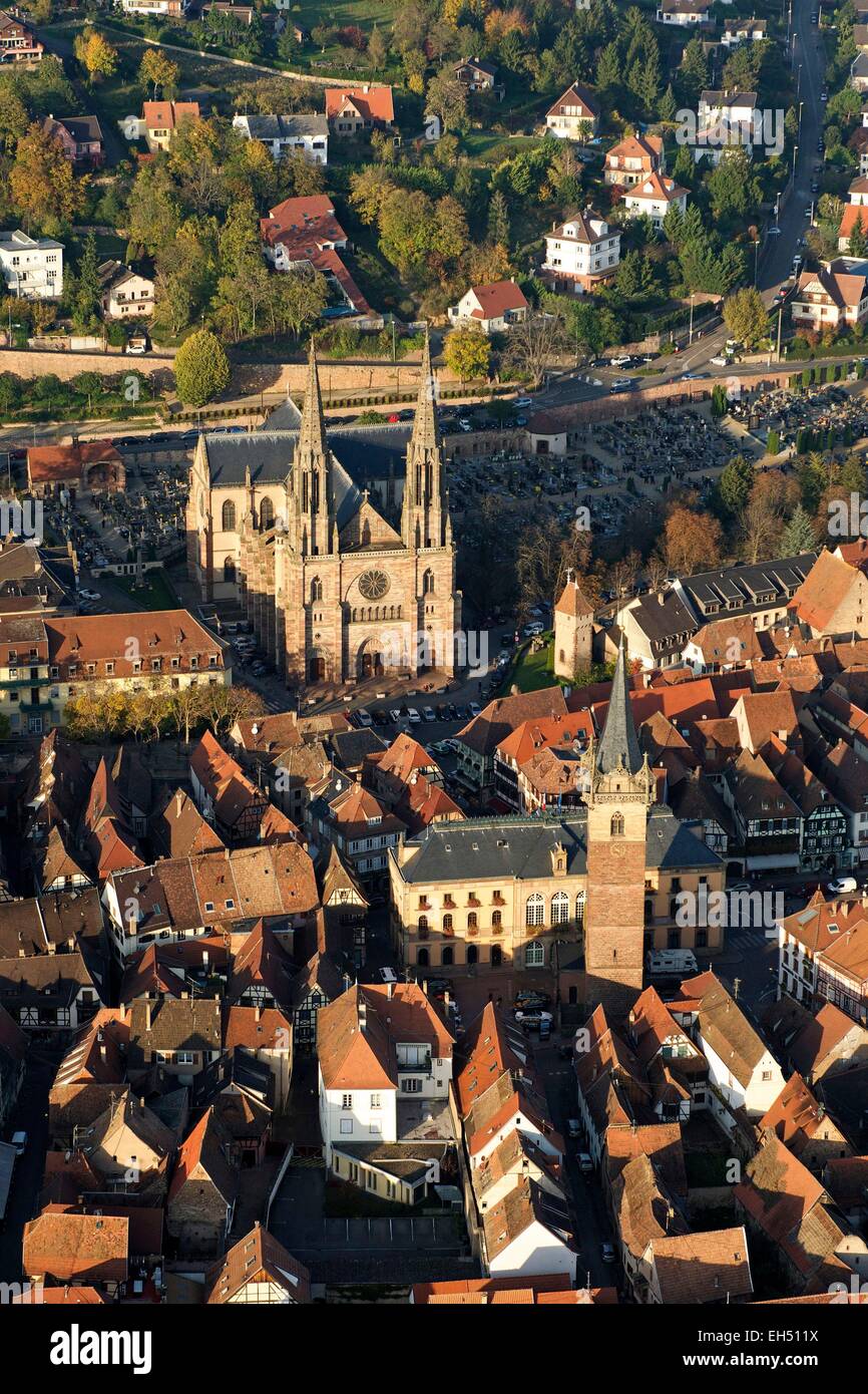 Frankreich, Bas Rhin, Obernai mit Saint-Pierre und Paul Kirche und Kapelle Turm (Luftbild) Stockfoto