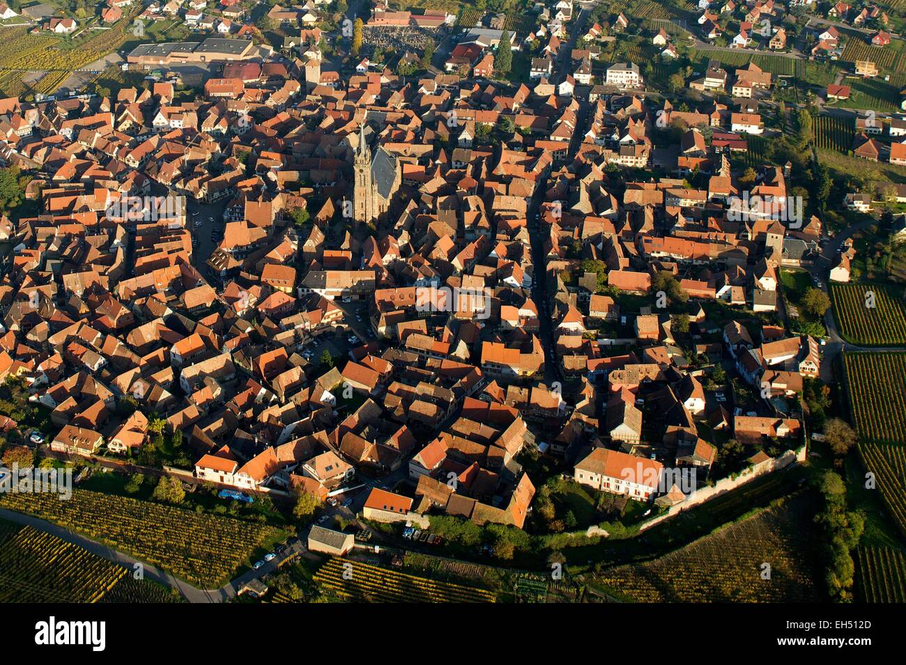 Frankreich, Bas-Rhin, Elsass-Weinstrasse, Dambach-la-Ville (Luftbild) Stockfoto